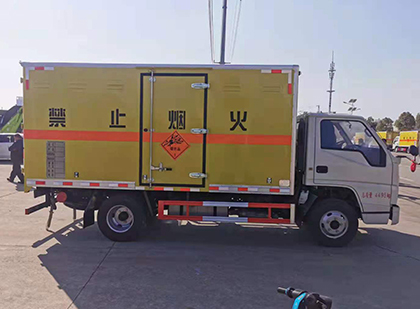 海伦爆破器材运输车